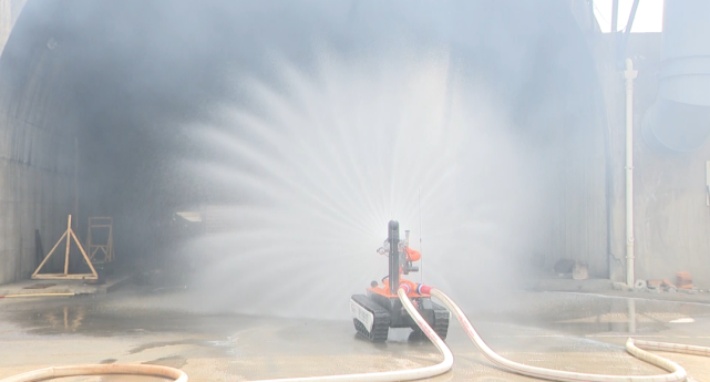 昭通首辆消防灭火机器人在昭阳区“上岗”凌天智能提供