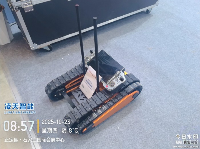 1761552892587835.jpg 地震搜索机器人展会图片.jpg
