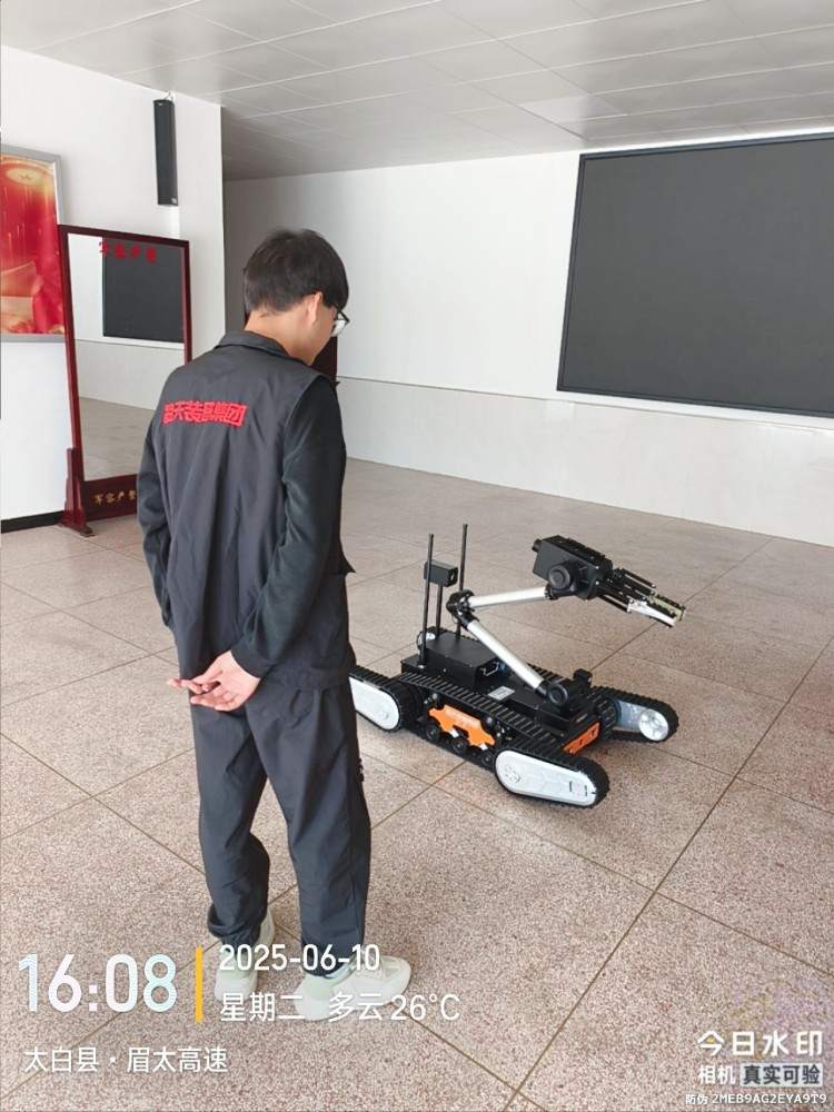 双摆臂排爆机器人验收1.jpg